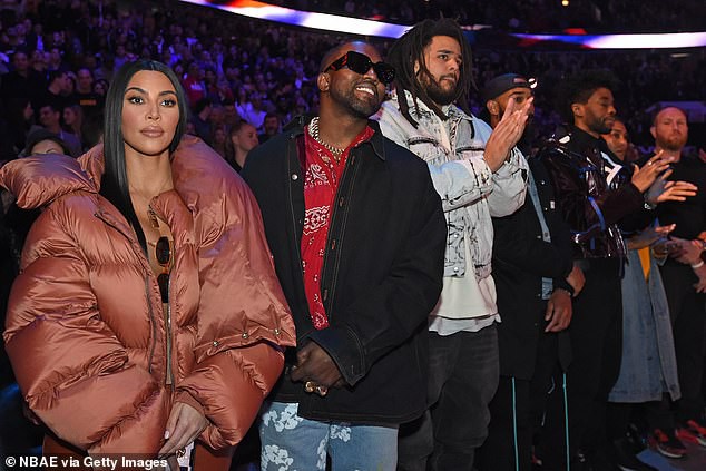 kim kardashian duoi toc thang, vui ve di xem bong ro cung ong xa hinh 8