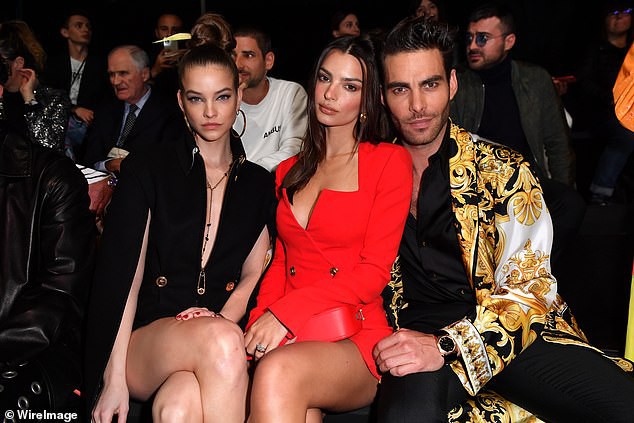 emily ratajkowski khoe dang thon chan dai voi dam blazer do ruc hinh 4