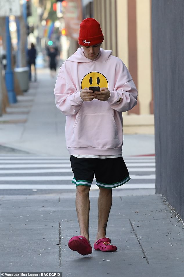justin bieber mac do xue xoa, binh than di spa sau loat on ao tinh cam hinh 1