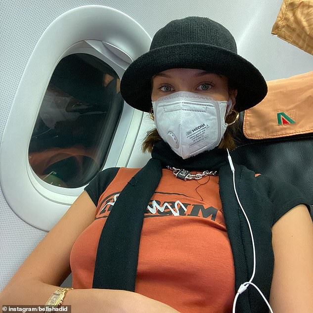 bella hadid deo khau trang roi khoi y thoi diem dich covid-19 bung phat hinh 1