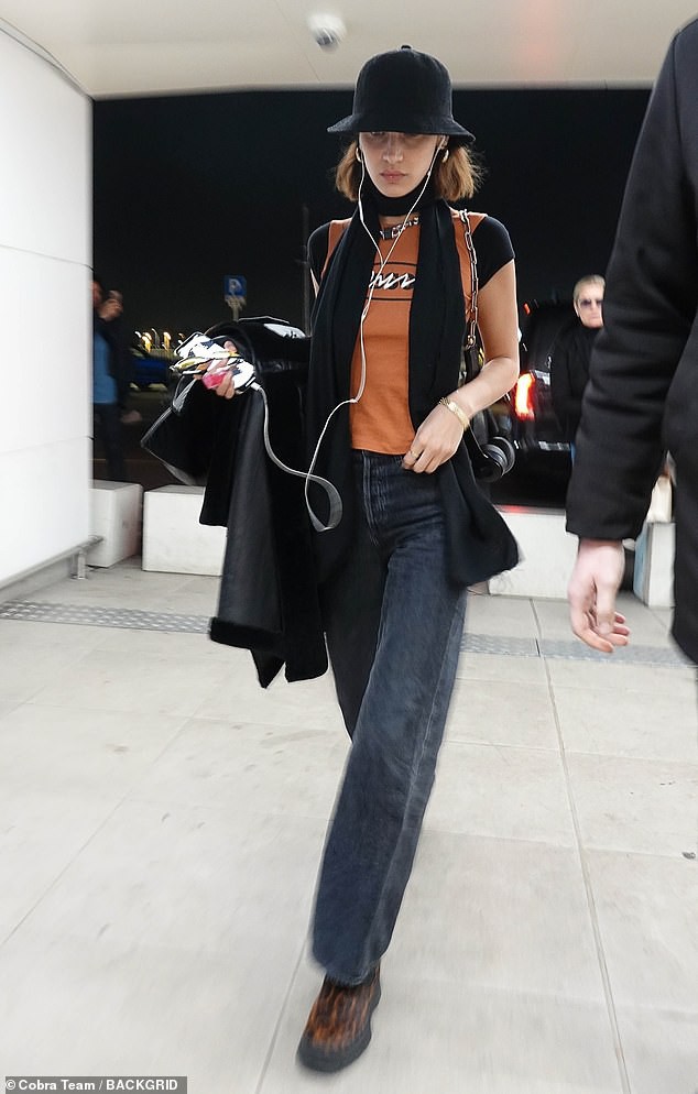 bella hadid deo khau trang roi khoi y thoi diem dich covid-19 bung phat hinh 2