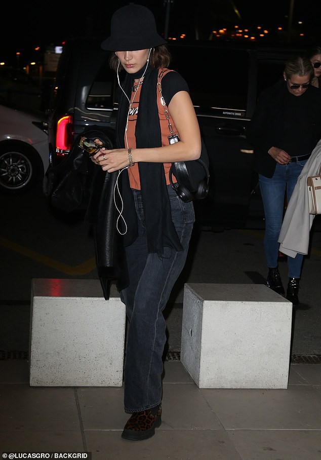 bella hadid deo khau trang roi khoi y thoi diem dich covid-19 bung phat hinh 3