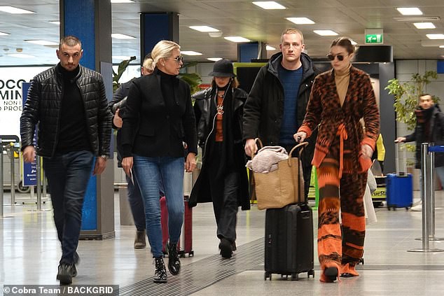 bella hadid deo khau trang roi khoi y thoi diem dich covid-19 bung phat hinh 5