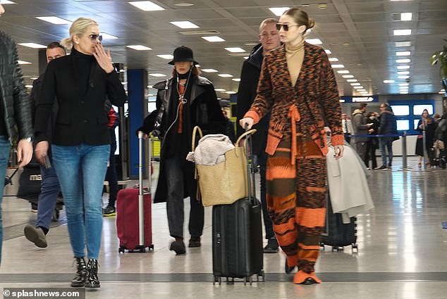 bella hadid deo khau trang roi khoi y thoi diem dich covid-19 bung phat hinh 6