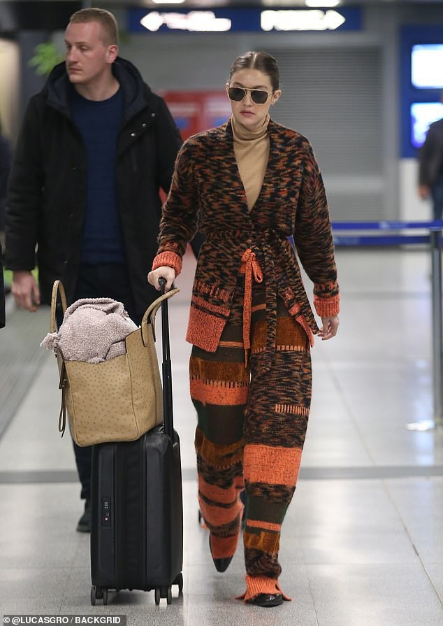 bella hadid deo khau trang roi khoi y thoi diem dich covid-19 bung phat hinh 7