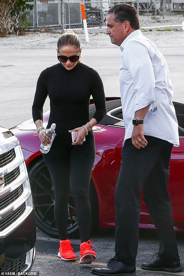 jennifer lopez mac do "tone sur tone" voi ban trai kem tuoi di tap gym hinh 1