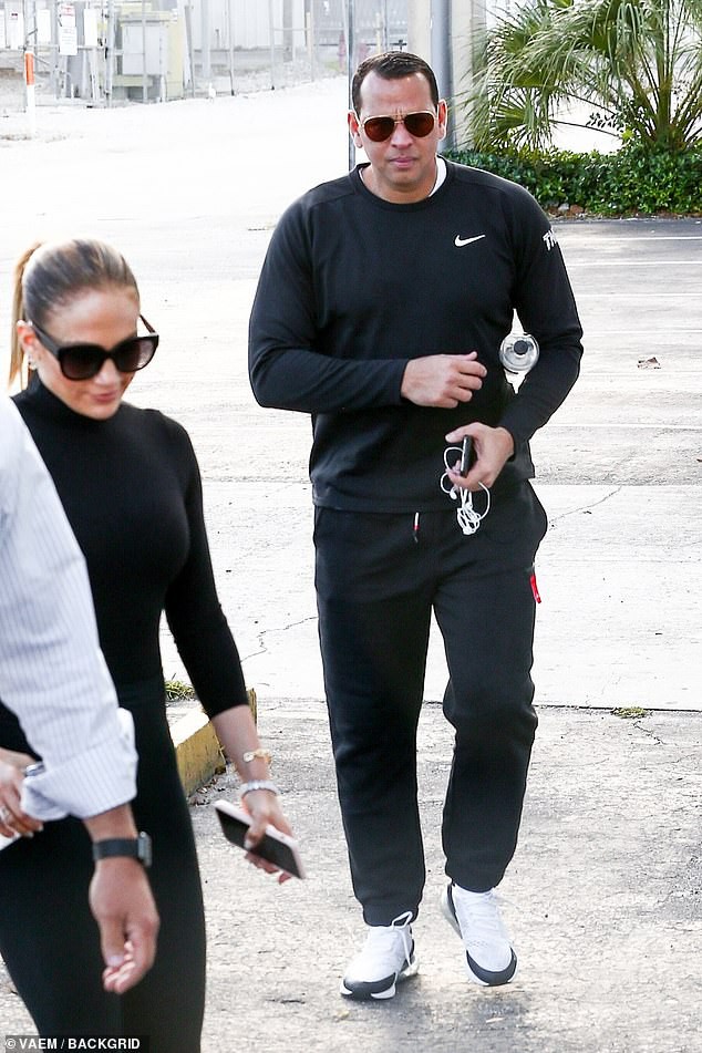 jennifer lopez mac do "tone sur tone" voi ban trai kem tuoi di tap gym hinh 2