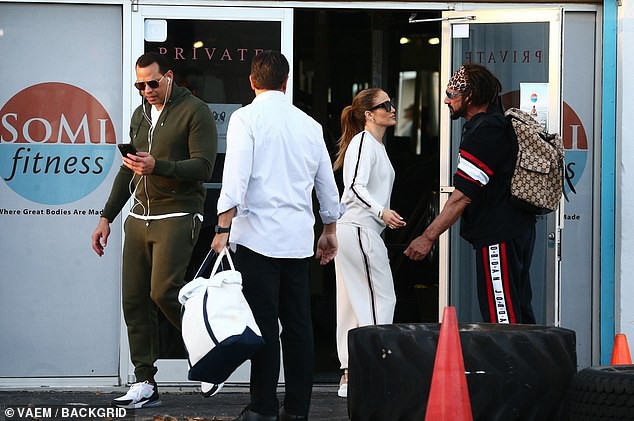 jennifer lopez mac do "tone sur tone" voi ban trai kem tuoi di tap gym hinh 7