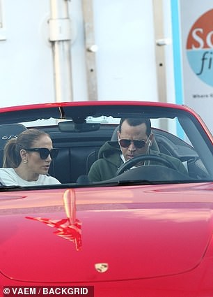 jennifer lopez mac do "tone sur tone" voi ban trai kem tuoi di tap gym hinh 9