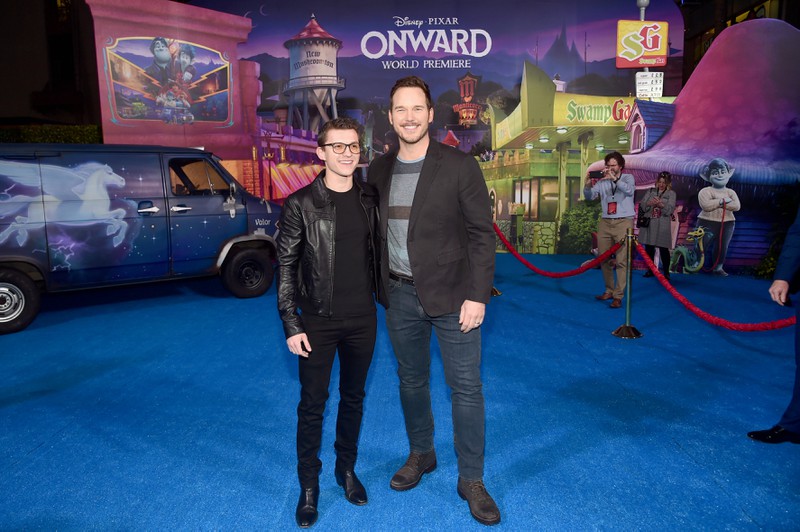 tom holland va chris pratt dua gion trong clip hau truong phim onward hinh 1