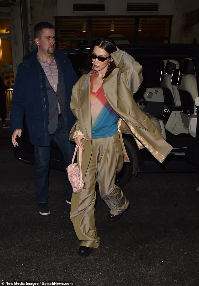 bella hadid mac do "qua kho" doc dao ra pho o paris hinh 6