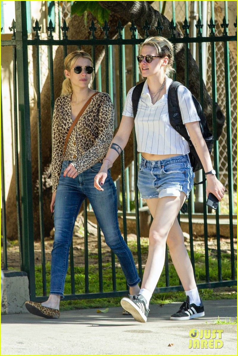kristen stewart dien mao khac la khi di choi cung emma roberts o my hinh 1