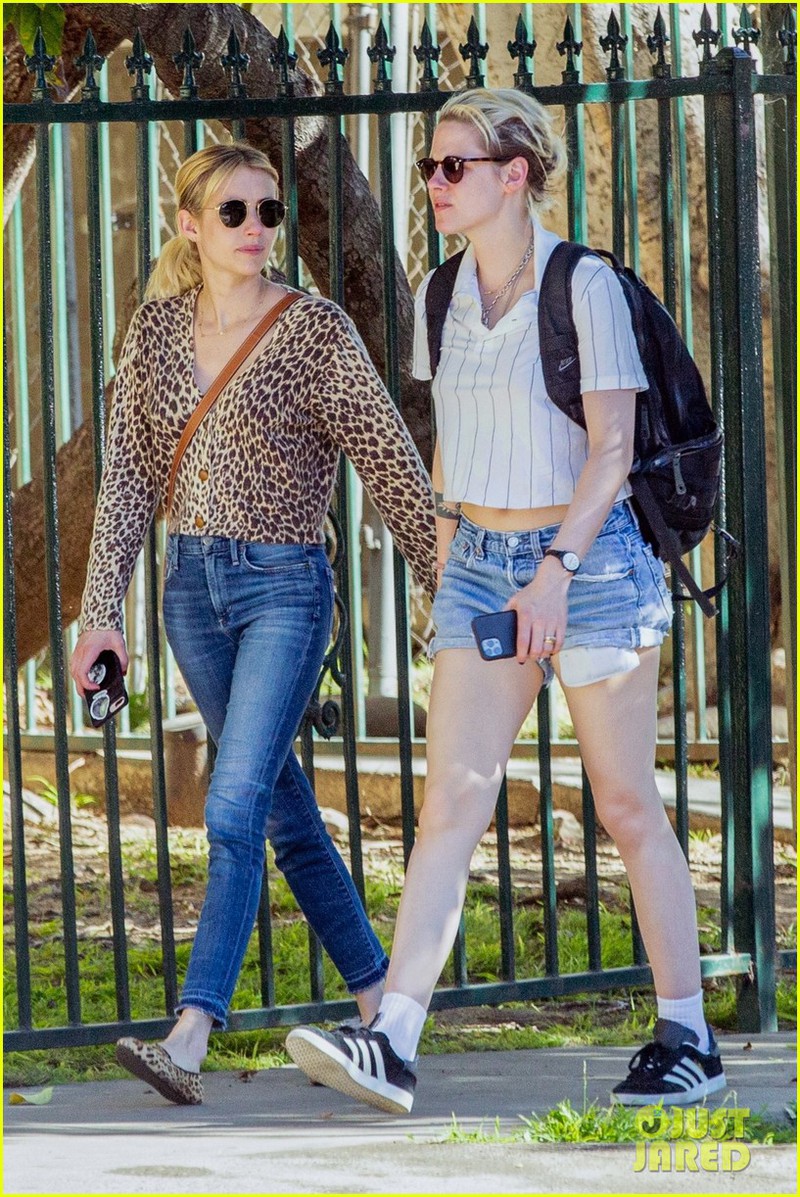 kristen stewart dien mao khac la khi di choi cung emma roberts o my hinh 4