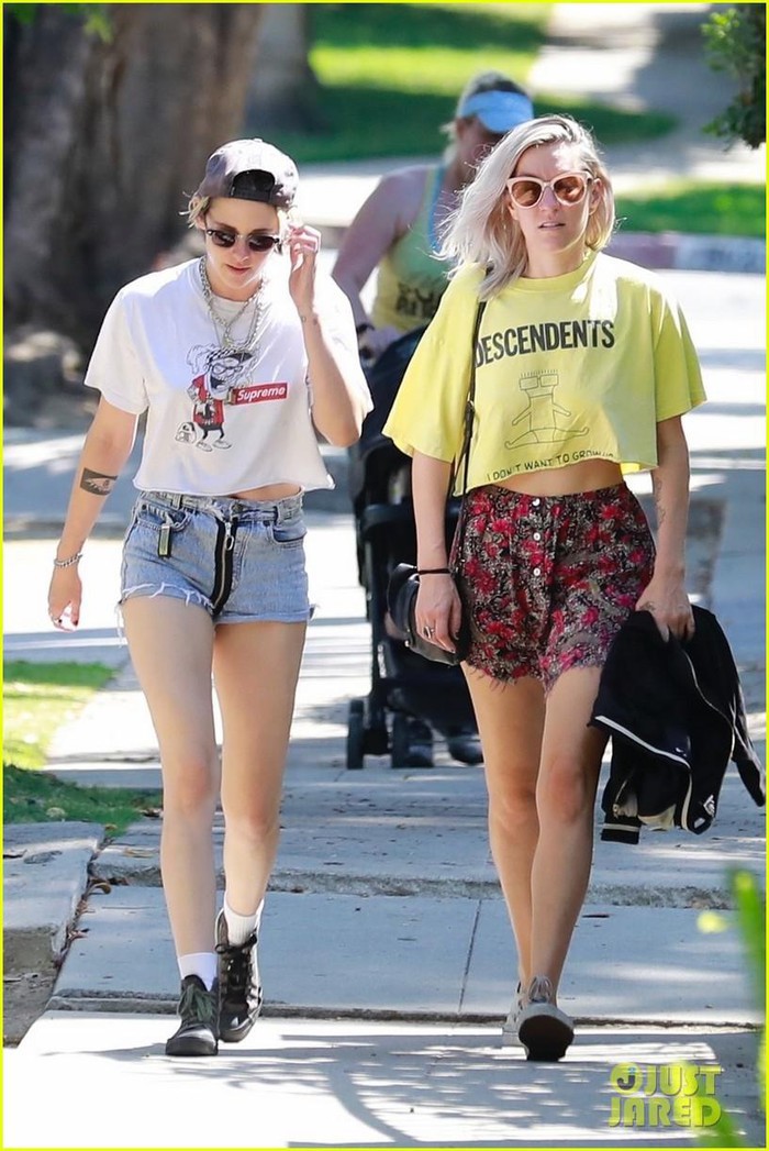 kristen stewart dien mao khac la khi di choi cung emma roberts o my hinh 8