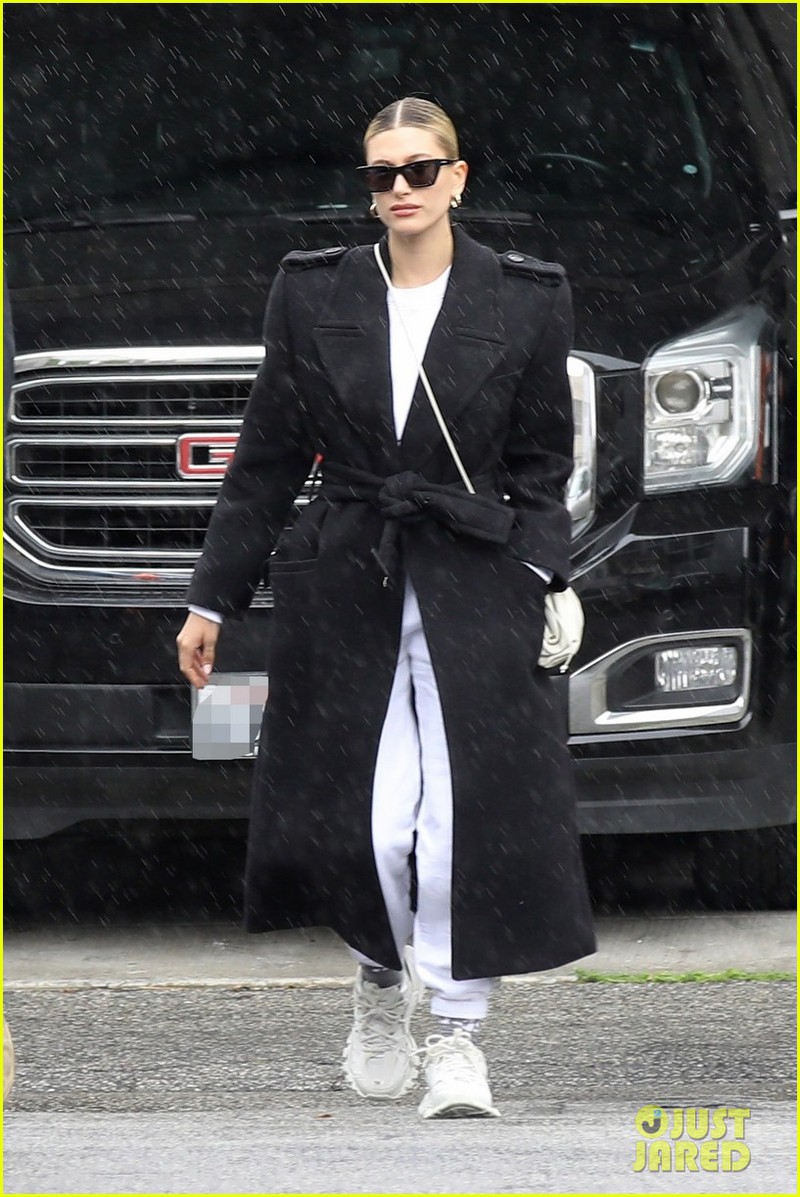 vo justin bieber xinh dep ra pho trong ngay mua hinh 1
