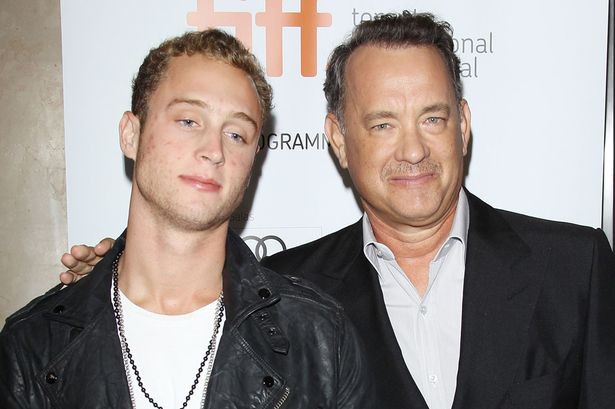 con trai tom hanks tran an nguoi ham mo khi cha me duong tinh covid-19 hinh 1