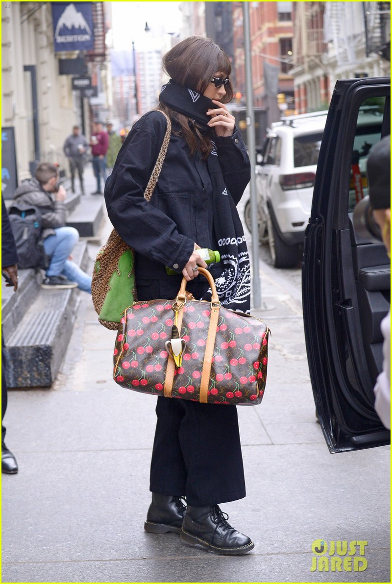bella hadid che mat kin mit ra pho thoi diem dich covid-19 bung phat hinh 2