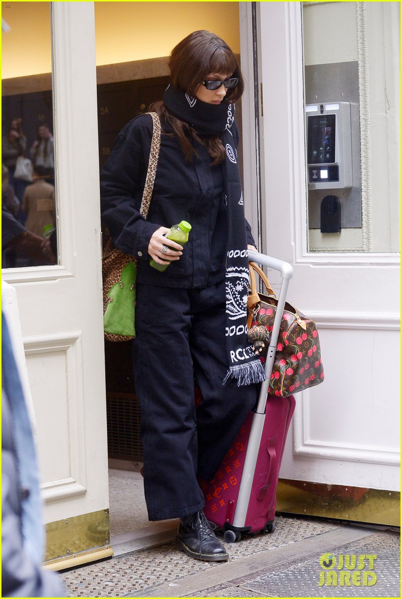 bella hadid che mat kin mit ra pho thoi diem dich covid-19 bung phat hinh 3