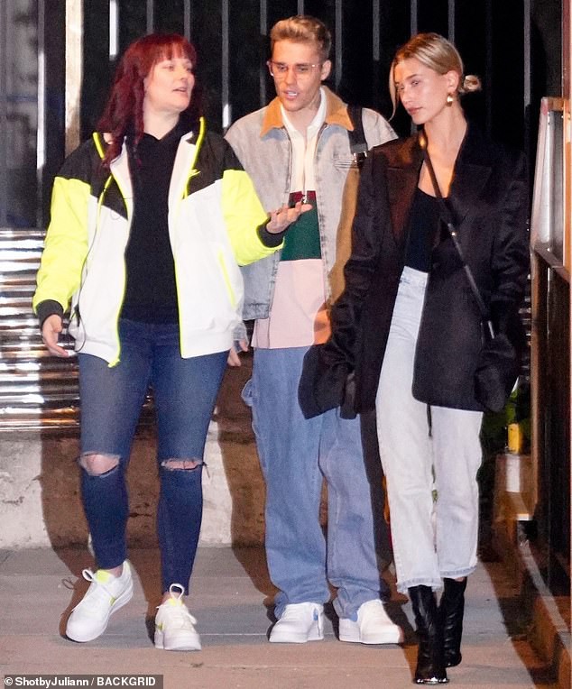 justin bieber cat toc dien trai sanh doi cung vo xinh dep tai khu nha tho hinh 1