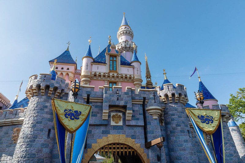 cong vien giai tri disneyland o my dong cua vi dich covid-19 hinh 1