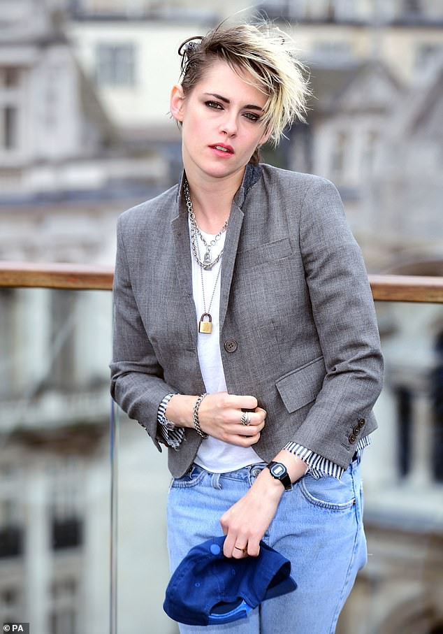 kristen stewart doi mu nguoc sieu ngau, mot minh ra pho mua nhac cu  hinh 4