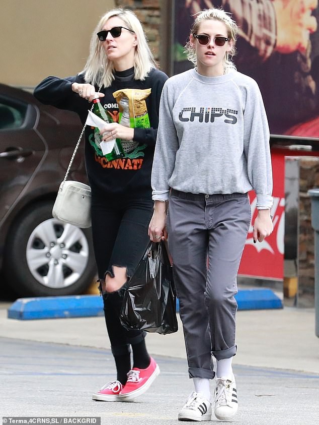 kristen stewart doi mu nguoc sieu ngau, mot minh ra pho mua nhac cu  hinh 8