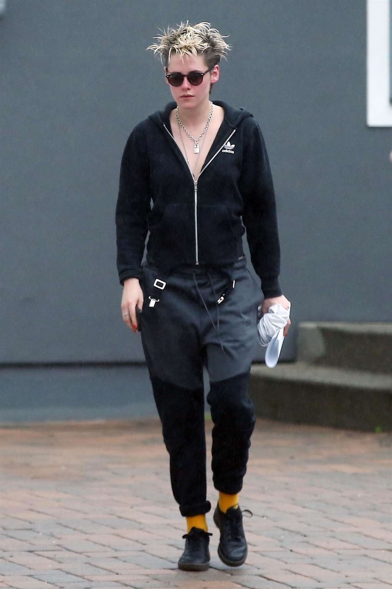 kristen stewart doi mu nguoc sieu ngau, mot minh ra pho mua nhac cu  hinh 5