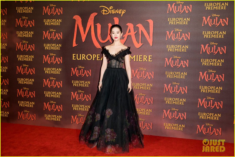 nhan sac kem xinh cua luu diec phi tai buoi cong chieu "mulan" o anh hinh 1