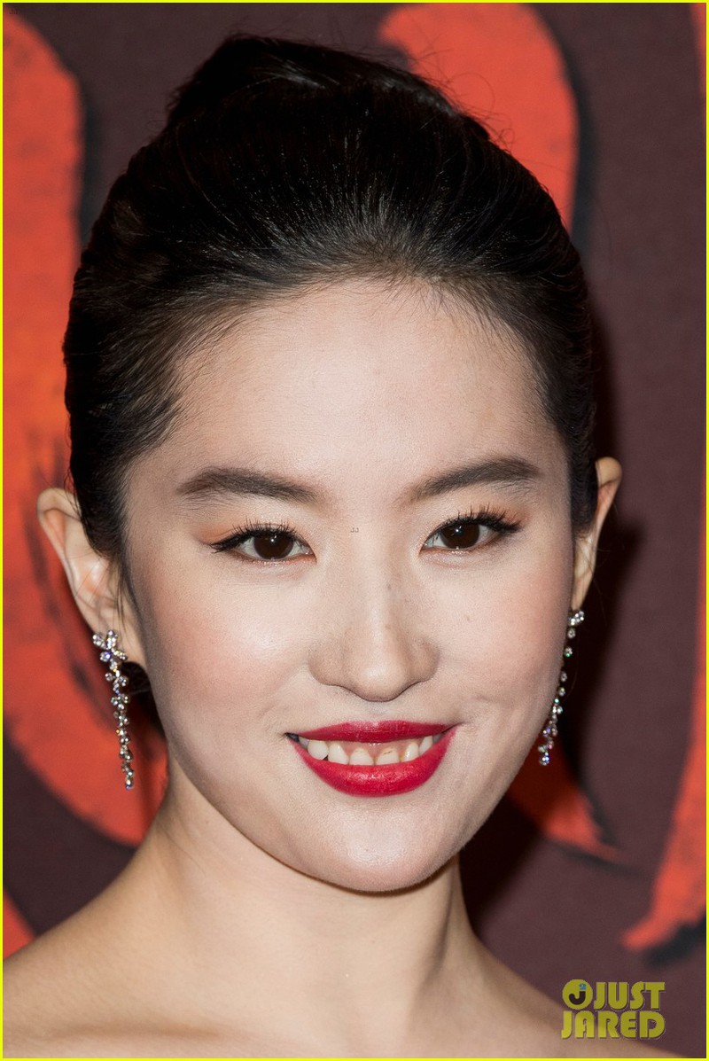 nhan sac kem xinh cua luu diec phi tai buoi cong chieu "mulan" o anh hinh 2
