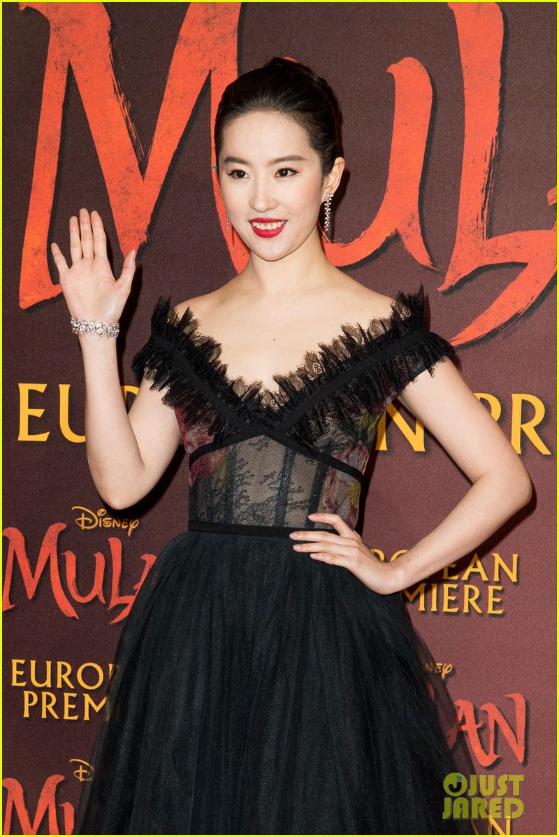 nhan sac kem xinh cua luu diec phi tai buoi cong chieu "mulan" o anh hinh 8