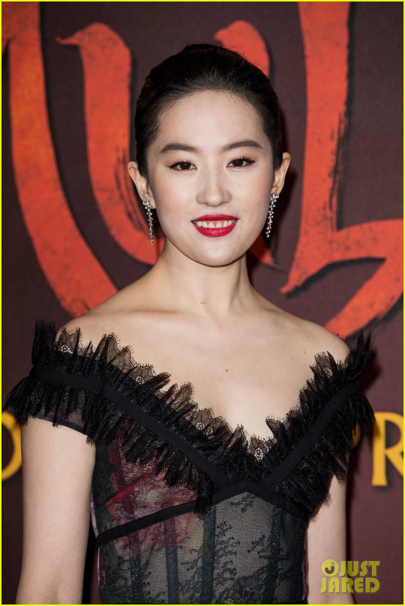 nhan sac kem xinh cua luu diec phi tai buoi cong chieu "mulan" o anh hinh 9