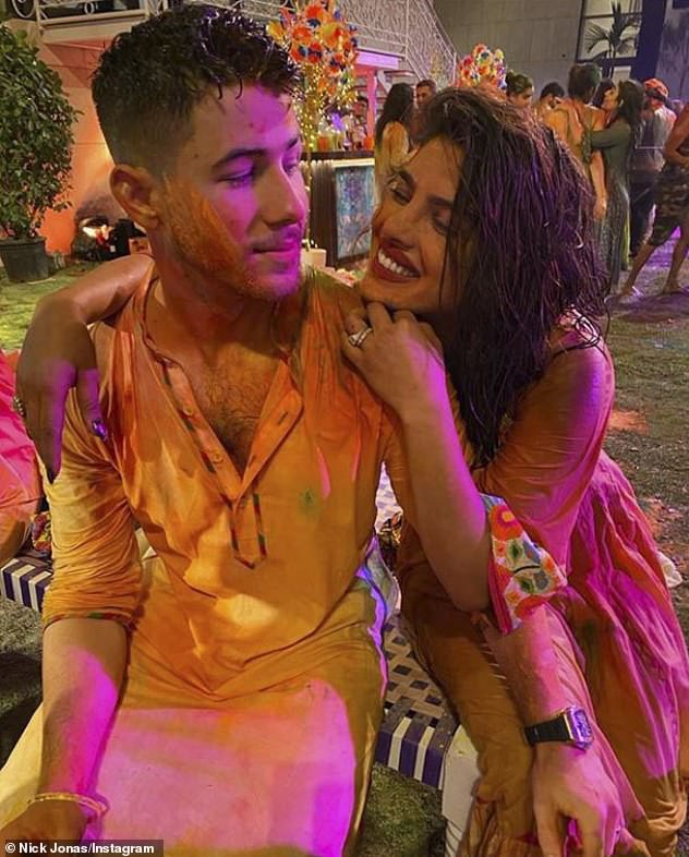hoa hau the gioi 2000 va chong tre tinh tu du le hoi holi o an do hinh 5