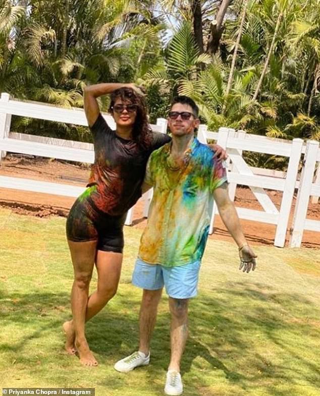 hoa hau the gioi 2000 va chong tre tinh tu du le hoi holi o an do hinh 6