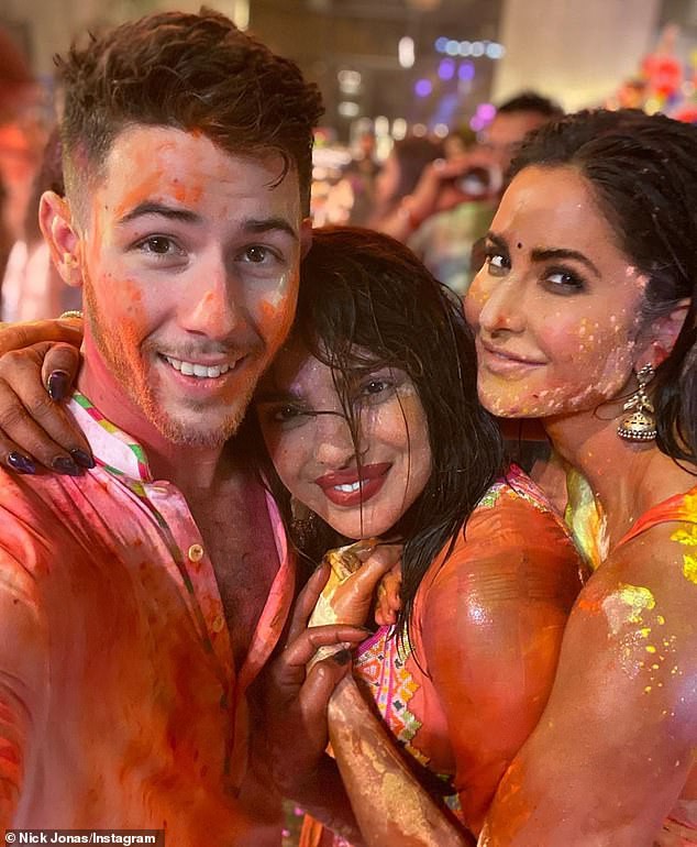 hoa hau the gioi 2000 va chong tre tinh tu du le hoi holi o an do hinh 7