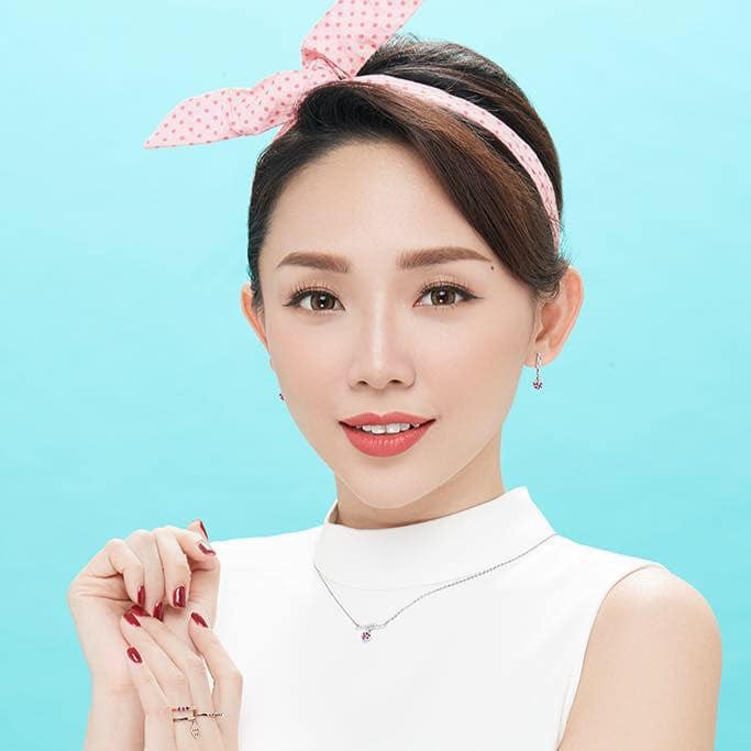 chuyen showbiz: huong tram gap bien co dau tien o my giua mua dich hinh 2