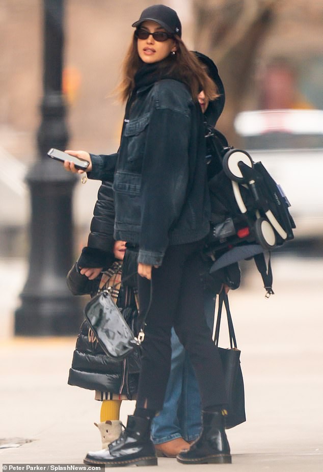 sieu mau irina shayk cang thang ra pho sau khi di an trua cung tinh cu hinh 4