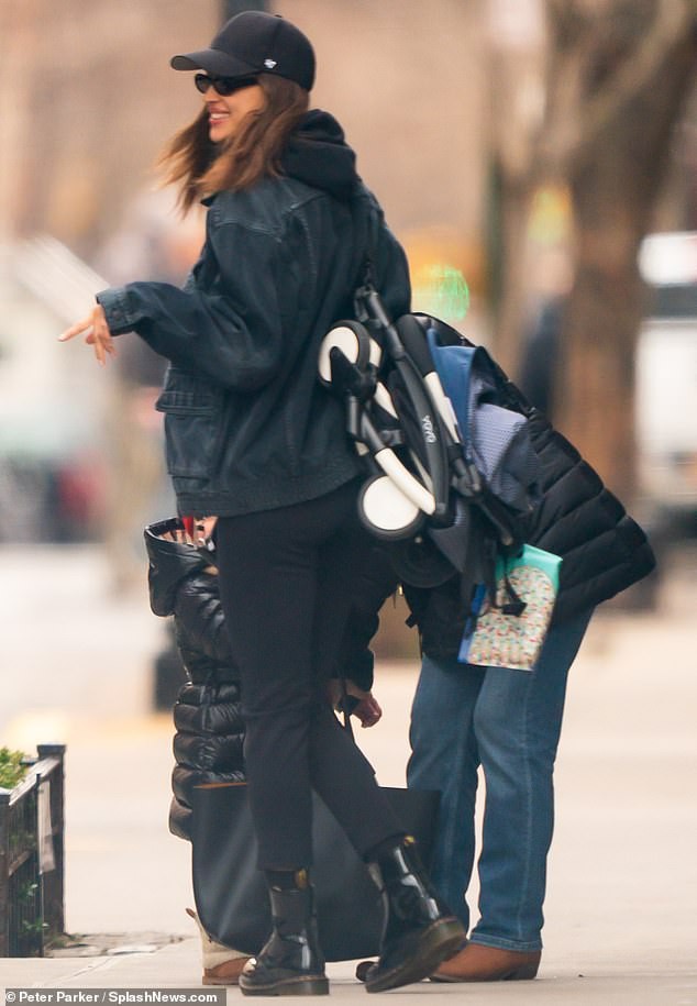 sieu mau irina shayk cang thang ra pho sau khi di an trua cung tinh cu hinh 5