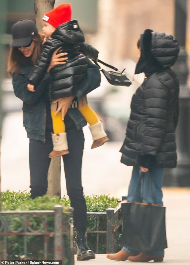 sieu mau irina shayk cang thang ra pho sau khi di an trua cung tinh cu hinh 6