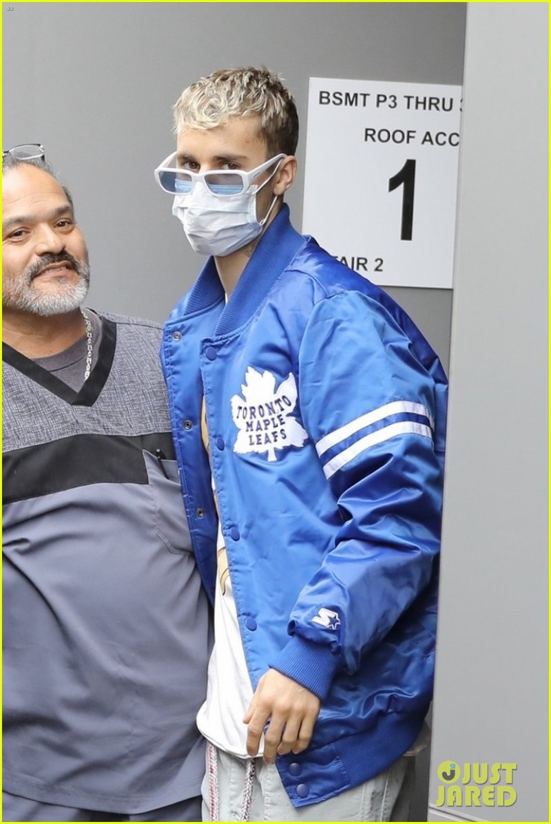 justin bieber deo khau trang dua vo den co so y te o my hinh 1