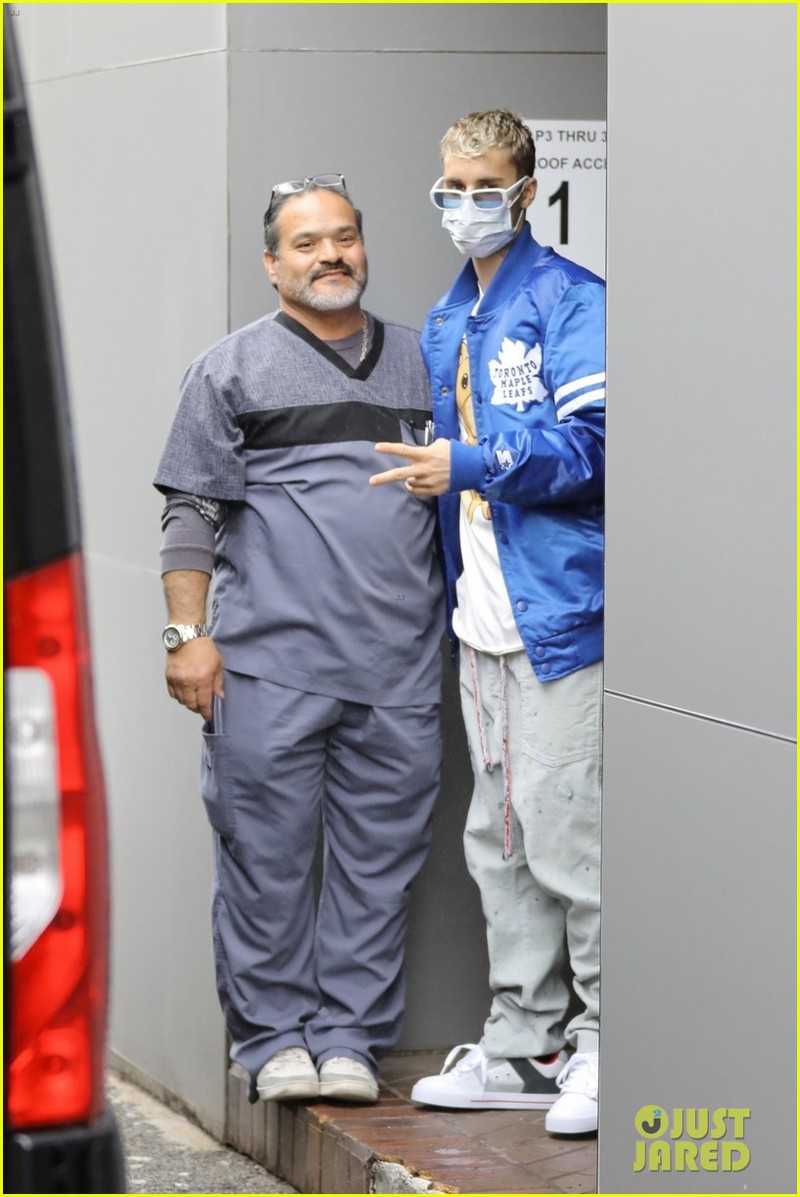 justin bieber deo khau trang dua vo den co so y te o my hinh 2