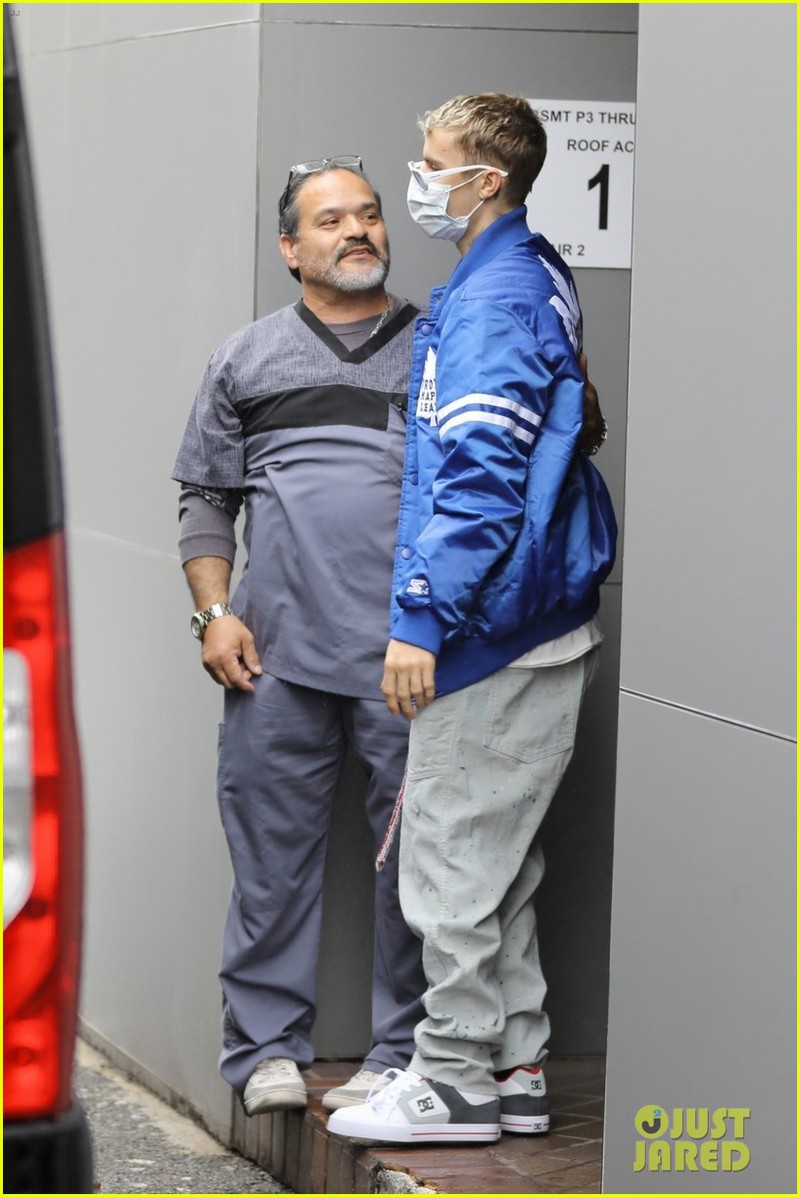 justin bieber deo khau trang dua vo den co so y te o my hinh 3
