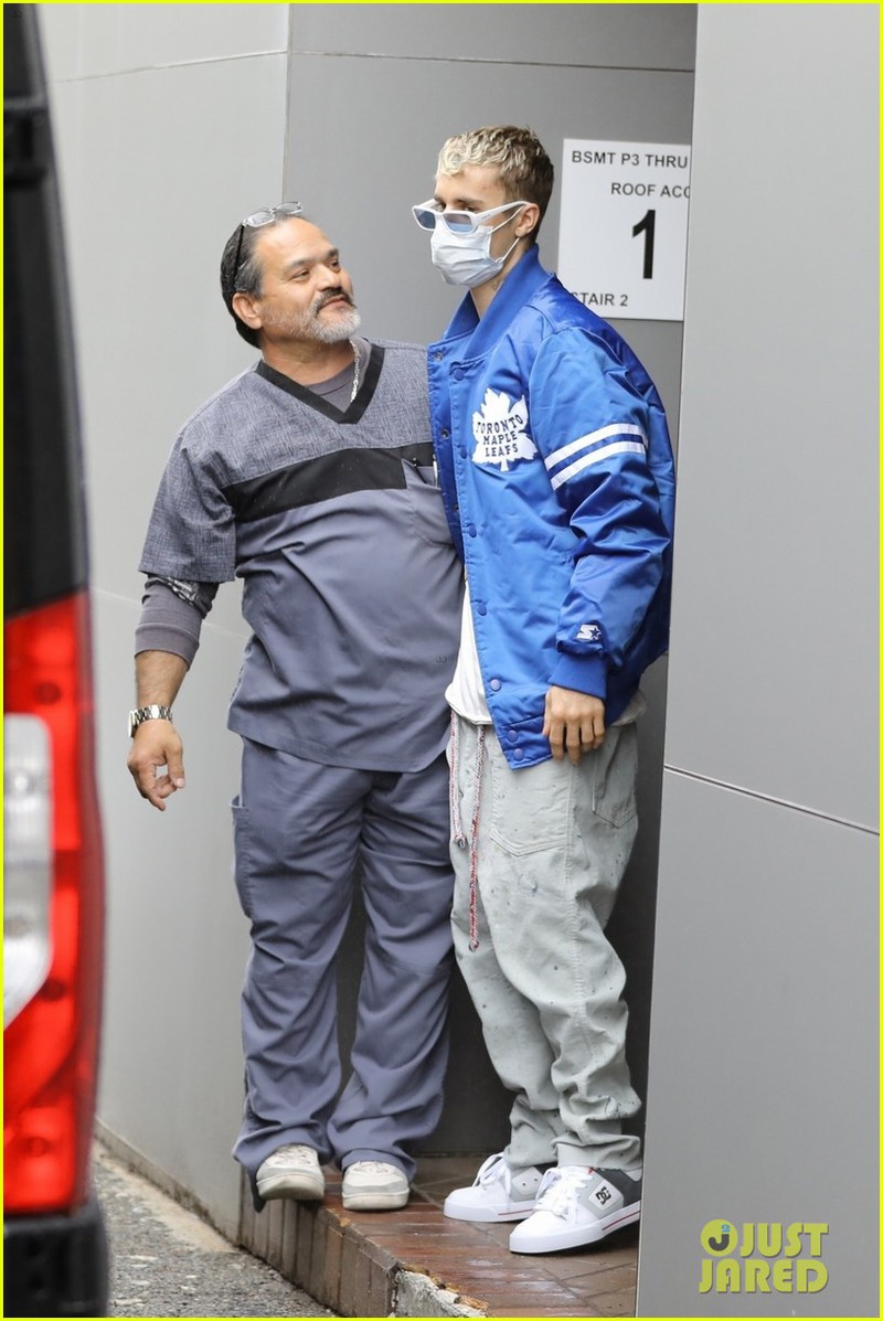 justin bieber deo khau trang dua vo den co so y te o my hinh 4