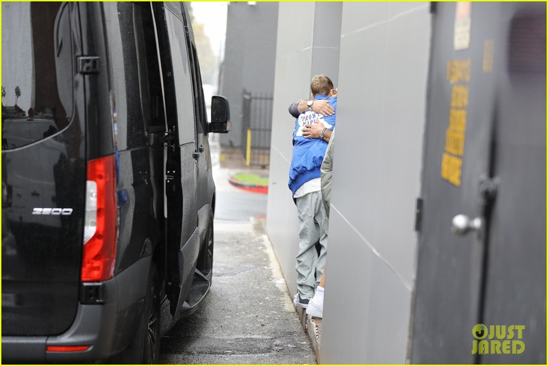 justin bieber deo khau trang dua vo den co so y te o my hinh 8