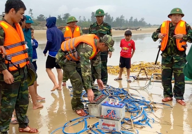 bo doi bien phong bat 2 tau da cao "quet" bien danh bat hai san hinh 1