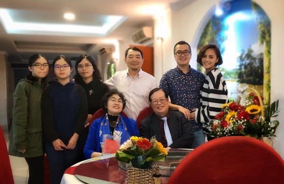 chuyen showbiz: thu quynh khoe ban trai moi, hoa minzy bi mat ket hon hinh 1