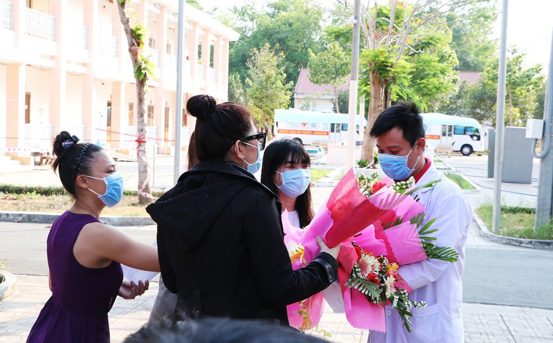 tphcm: 4 benh nhan covid-19 xuat vien tang hoa cam on nhan vien y te hinh 1