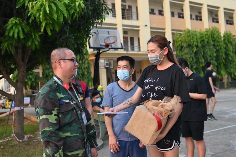 chuyen showbiz: ho ngoc ha "day dam" cuc sung ben ban trai kim ly hinh 3