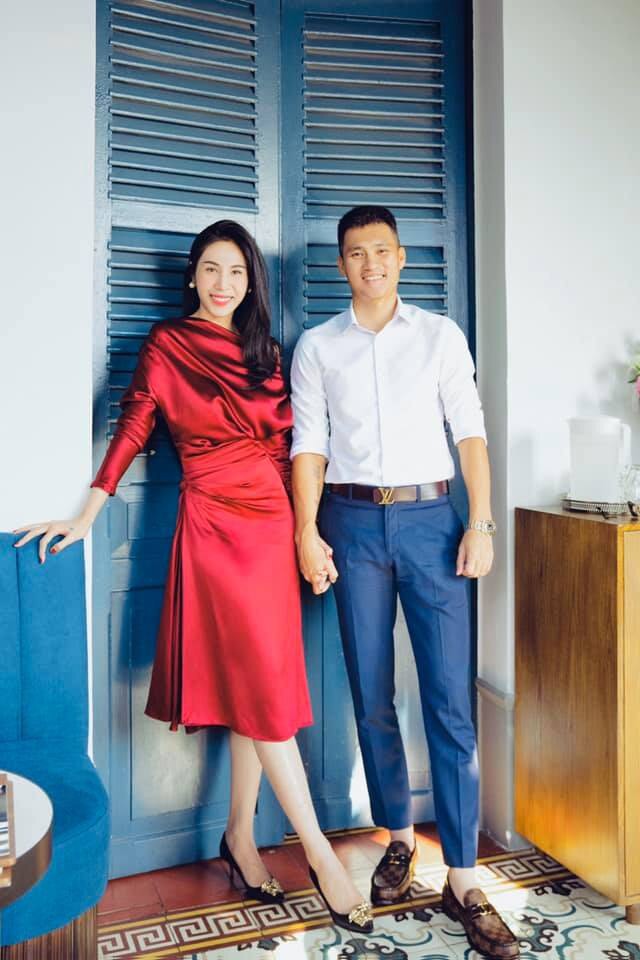 chuyen showbiz: ho ngoc ha "day dam" cuc sung ben ban trai kim ly hinh 7