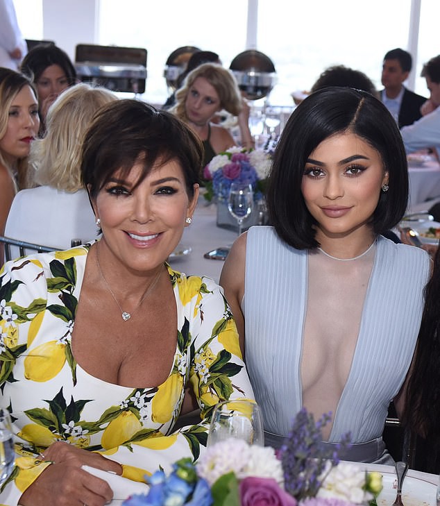kylie jenner ung ho nuoc rua tay cho benh vien chong dich covid-19 hinh 1