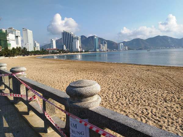 cong vien, bai bien khanh hoa vang ve trong ngay dau cach ly xa hoi hinh 1